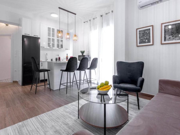 Koukaki 2BR Apt with Balcony, Walk to Acropolis