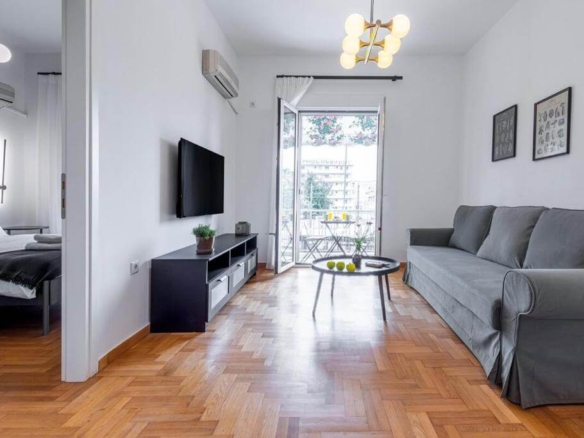 Stylish & Bright Flat Across Metro – 8′ to Center